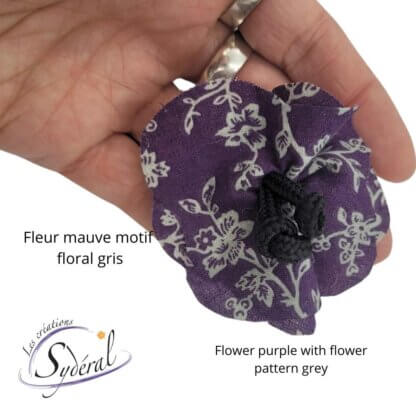 fleur décorative sur épinglette mauve motifs fleural gris