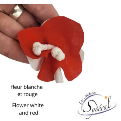 fleur décorative sur épinglette rouge et blanche