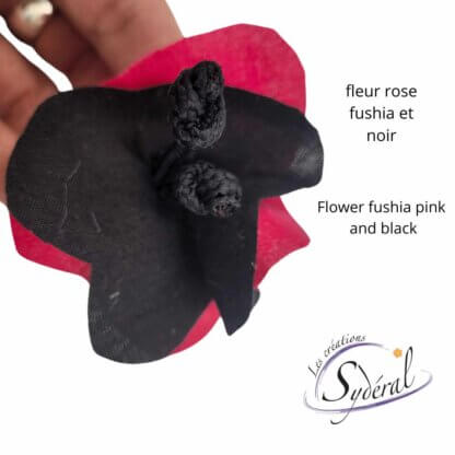 fleur décorative sur épinglette noir et rose fushia