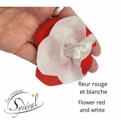 fleur décorative sur épinglette blanche et rouge