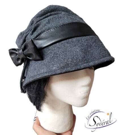 chapeau cloche modèle Chantale en lainage gris pâle et cuir synthétique noir vue de côté avec boucle