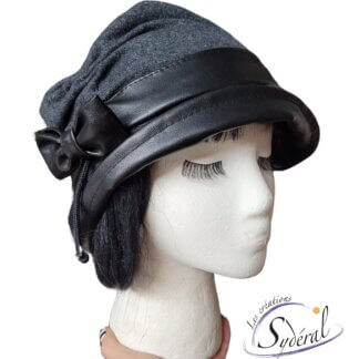 chapeau cloche modèle Chantale en lainage gris pâle et cuir synthétique noir. le bord est tourné