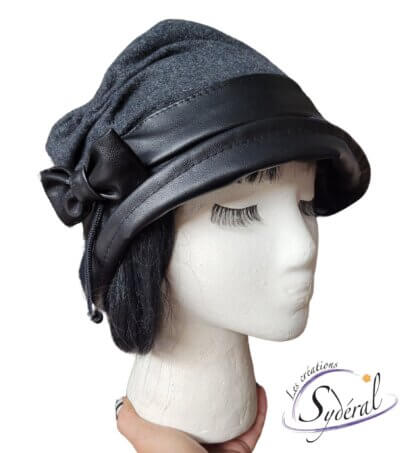 chapeau cloche modèle Chantale en lainage gris pâle et cuir synthétique noir. le bord est tourné