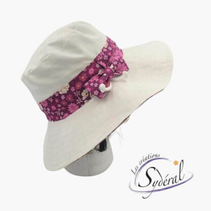 capeline d'été en coton blanc avec bande de tour de tête et dessous du bord en coton rose fleuri vu de cote