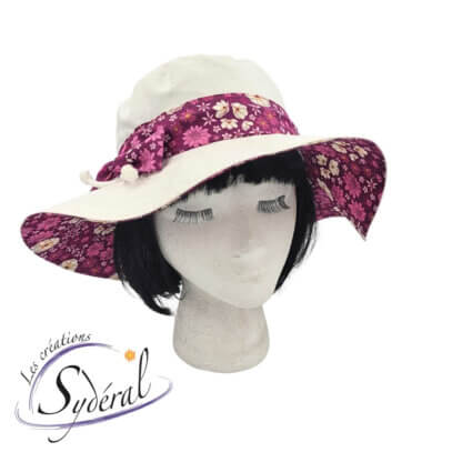 capeline d'été en coton blanc avec bande de tour de tête et dessous du bord en coton rose fleuri vu de face