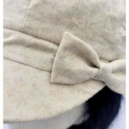casquette d'été en coton beige a petits motifs fleural ton sur ton, vue en gros plan du motif