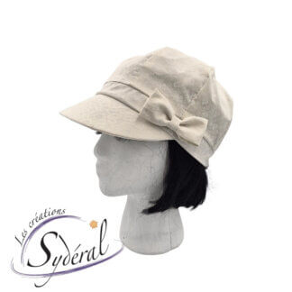 casquette d'été en coton crème avec motifs de petites fleurs ton sur ton vu de côté avec boucle