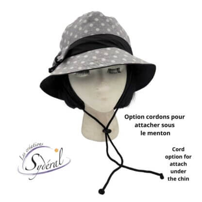 chapeau été en coton gris pâle avec motifs de petits soleils blanc et coton noir vu de face avec option cordons