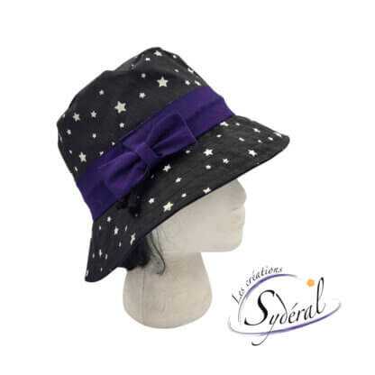 chapeau été en coton noir motifs d'étoiles blanches avec bande de tour de tête et dessous du bord mauve vue de côté