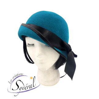 chapeau cloche en feutre velours turquoise avec ruban de satin noir vu de face