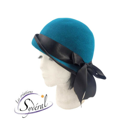 chapeau cloche en feutre velours turquoise avec ruban de satin noir vu de cote