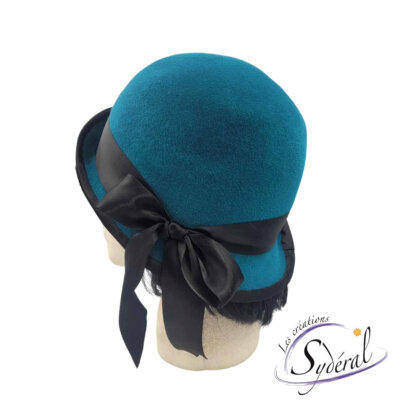 chapeau cloche en feutre velours turquoise avec ruban de satin noir vu de cote