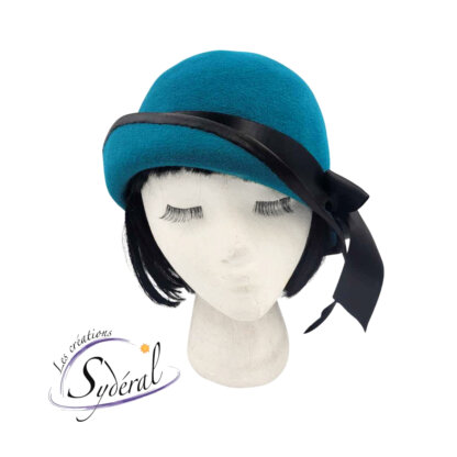 chapeau cloche en feutre velours turquoise avec ruban de satin noir vu de face