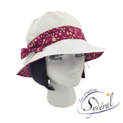 chapeau coton blanc et fleuri rose avec boucle décorative vu de 3/4
