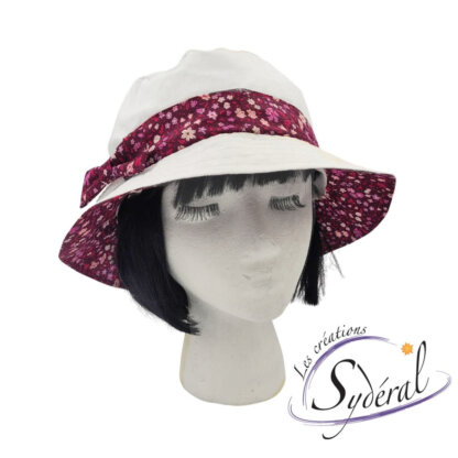 chapeau coton blanc et fleuri rose avec boucle décorative vu de face
