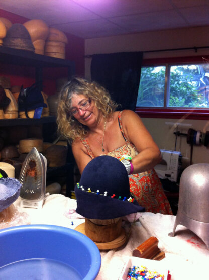 Une femme apprend à mouler un chapeau en feutre