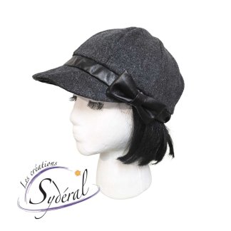 casquette gavroche en lainage gris pâle et cuir synthétique noir vue de 3/4 avec boucle