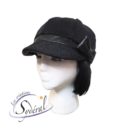 casquette gavroche en lainage gris charcoal et cuir synthétique noir vue de 3/4 avec boucle décorative