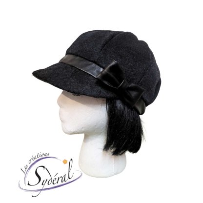 casquette gavroche en lainage gris charcoal et cuir synthétique noir vue de côté avec boucle décorative