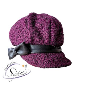 casquette style gavroche en lainage bouclé mauve et noir et cuir synthétique noir avec boucle noire décorative