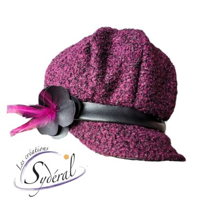 casquette style gavroche en lainage bouclé mauve et noir et cuir synthétique noir avec fleur et plumes rose décorative