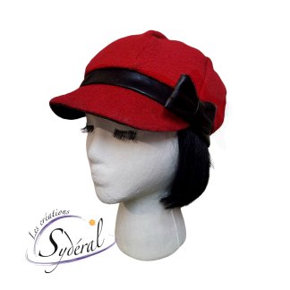 casquette gavroche en lainage rouge et cuir synthétique noir-vue de 3/4 avec boucle décorative