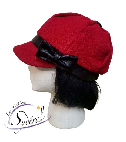 casquette gavroche en lainage rouge et cuir synthétique noir-vue de cote avec boucle décorative