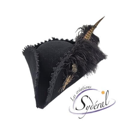 tricorne feutre de laine noir, galon noir et plumes vu de 3/4
