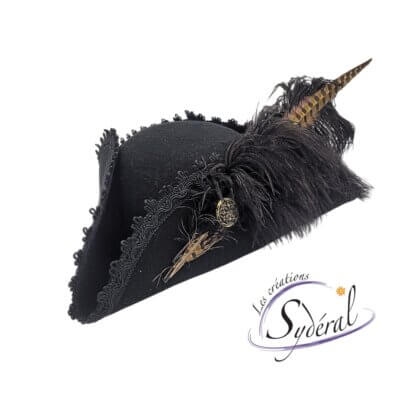 tricorne feutre de laine noir, galon noir et plumes vu de face