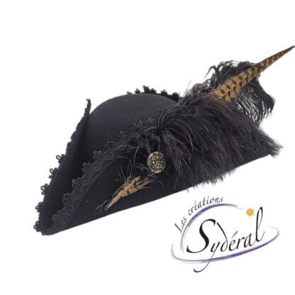 tricorne feutre de laine noir, galon noir et plumes vu de côté