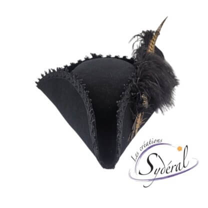 tricorne feutre de laine noir, galon noir et plumes vu de face