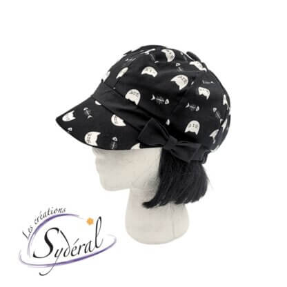 casquette été femme-coton noir avec chat blanc avec boucle décorative noire vu de côté