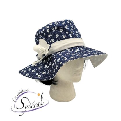 capeline coton bleu fleuri blanc et blanc vu de côté