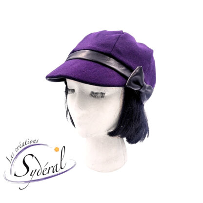 casquette style Gavroche en lainage mauve et cuir synthétique noir vue de 3/4 avec boucle décorative