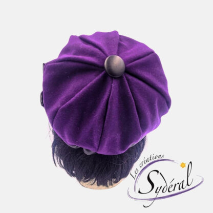 casquette style Gavroche en lainage mauve et cuir synthétique noir vue de dos