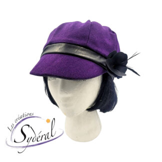 casquette style Gavroche en lainage mauve et cuir synthétique noir vue de face avec fleur décorative
