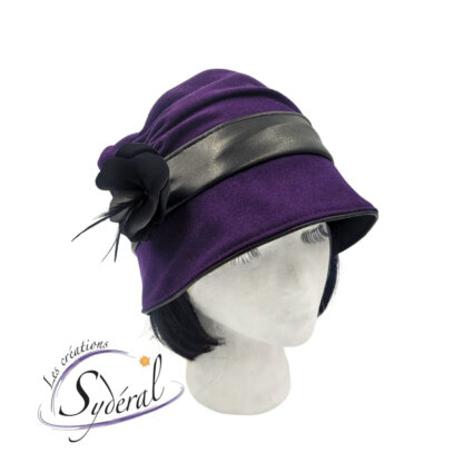 chapeau style cloche en lainage mauve et cuir synthétique noir vu de 3/4 avec fleur décorative