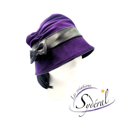chapeau style cloche en lainage mauve et cuir synthétique noir vu de côté avec boucle décorative