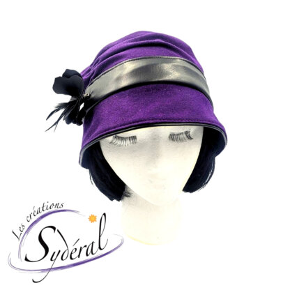 chapeau style cloche en lainage mauve et cuir synthétique noir vu de face avec fleur décorative