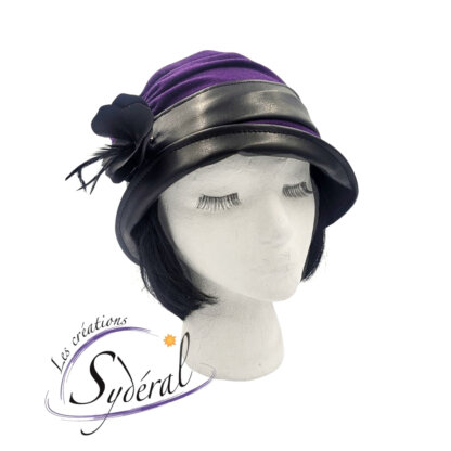 chapeau style cloche en lainage mauve et cuir synthétique noir avec le bord relevé avec fleur décorative