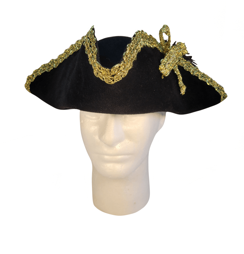 Tricorne en feutre noir avec galon doré et plumes vu de face