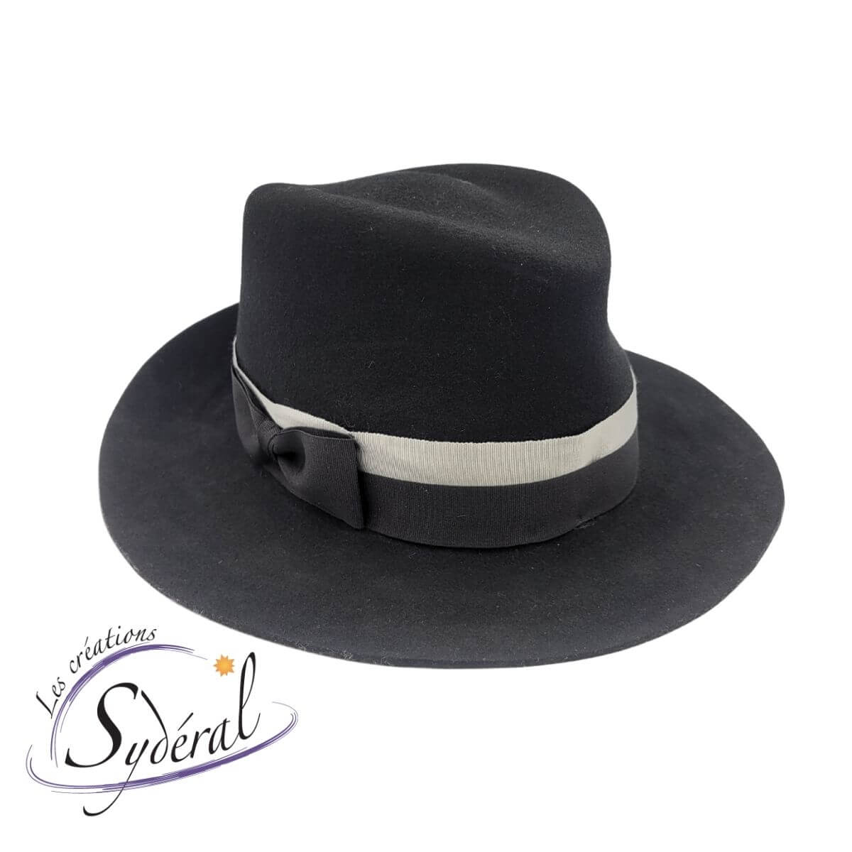 Fédora feutre de laine noir, ruban gros-grain gris pâle et noir vu de 3/4
