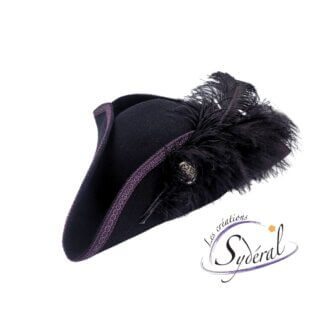 Tricorne en feutre de laine noir avec galon mauve et plumes vu de 3/4