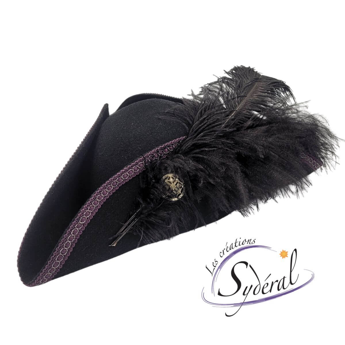 Tricorne en feutre de laine noir avec galon mauve et plumes vu de côté