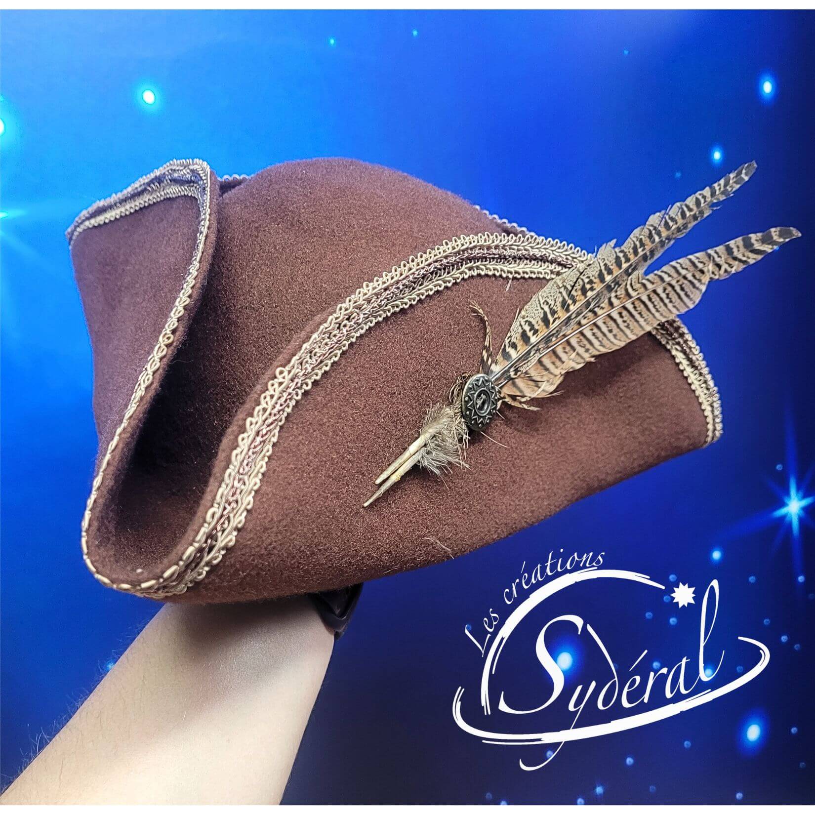 Tricorne en feutre de laine bru avec galon beige et plumes de faisans