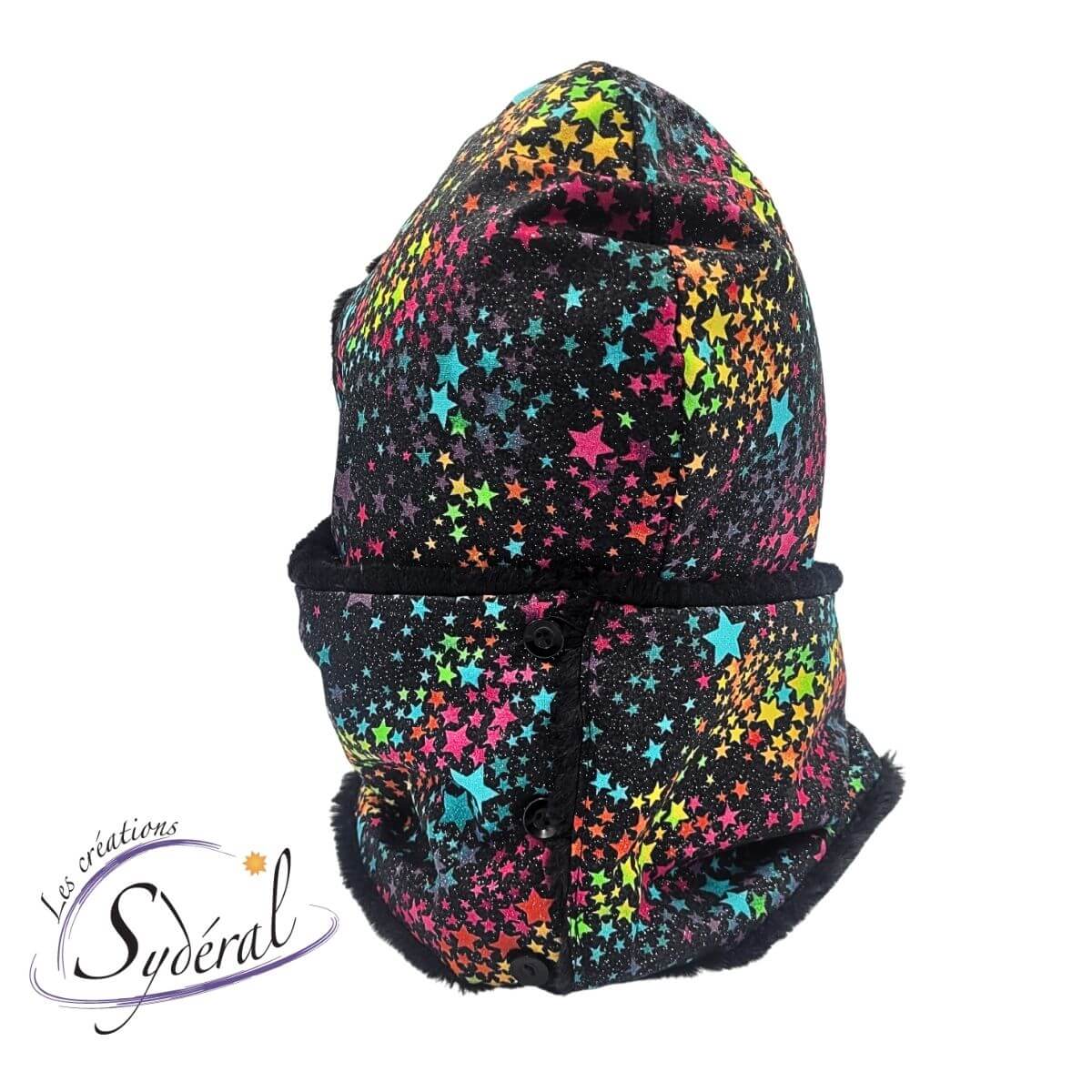 capuchon foulard intégré coton étoiles couleurs et fourrure noire vu de dos
