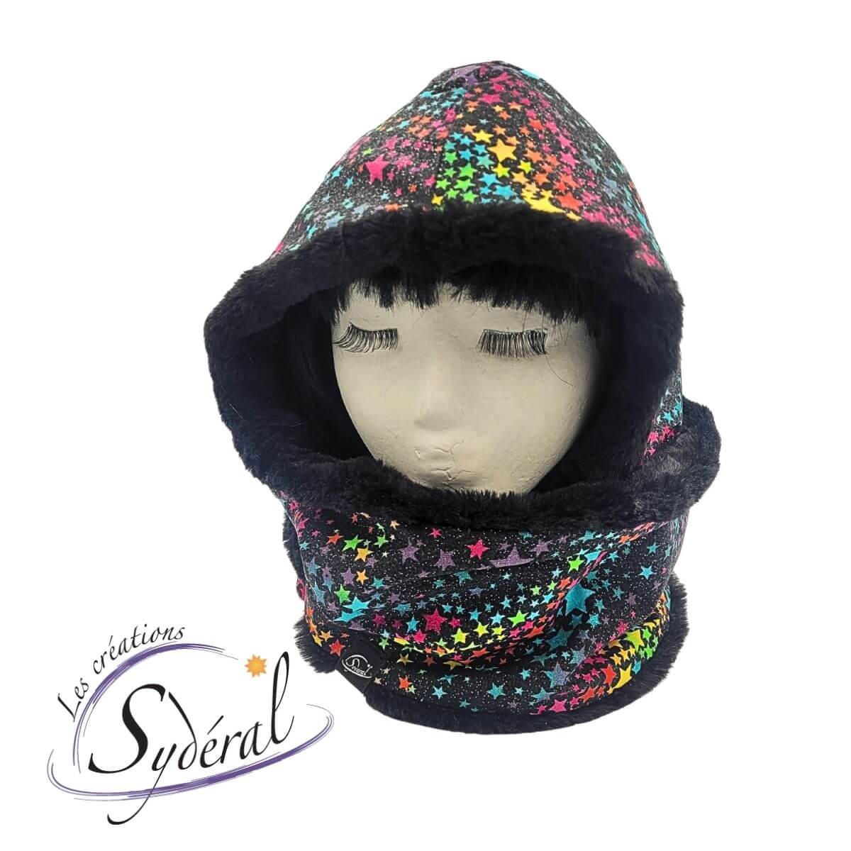 capuchon foulard intégré coton étoiles couleurs et fourrure noire vu de face