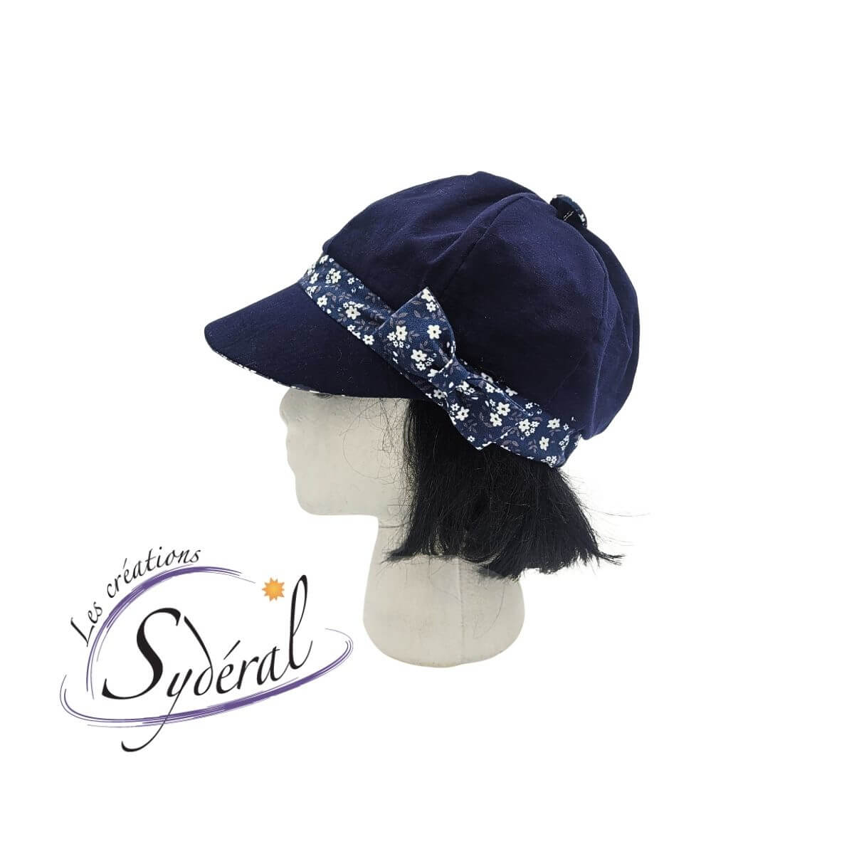 casquette d'été en coton pour femme. Marine avec bande de tour de tête et dessous de la palette bleu à motifs de petites fleurs blanche, vue de côté