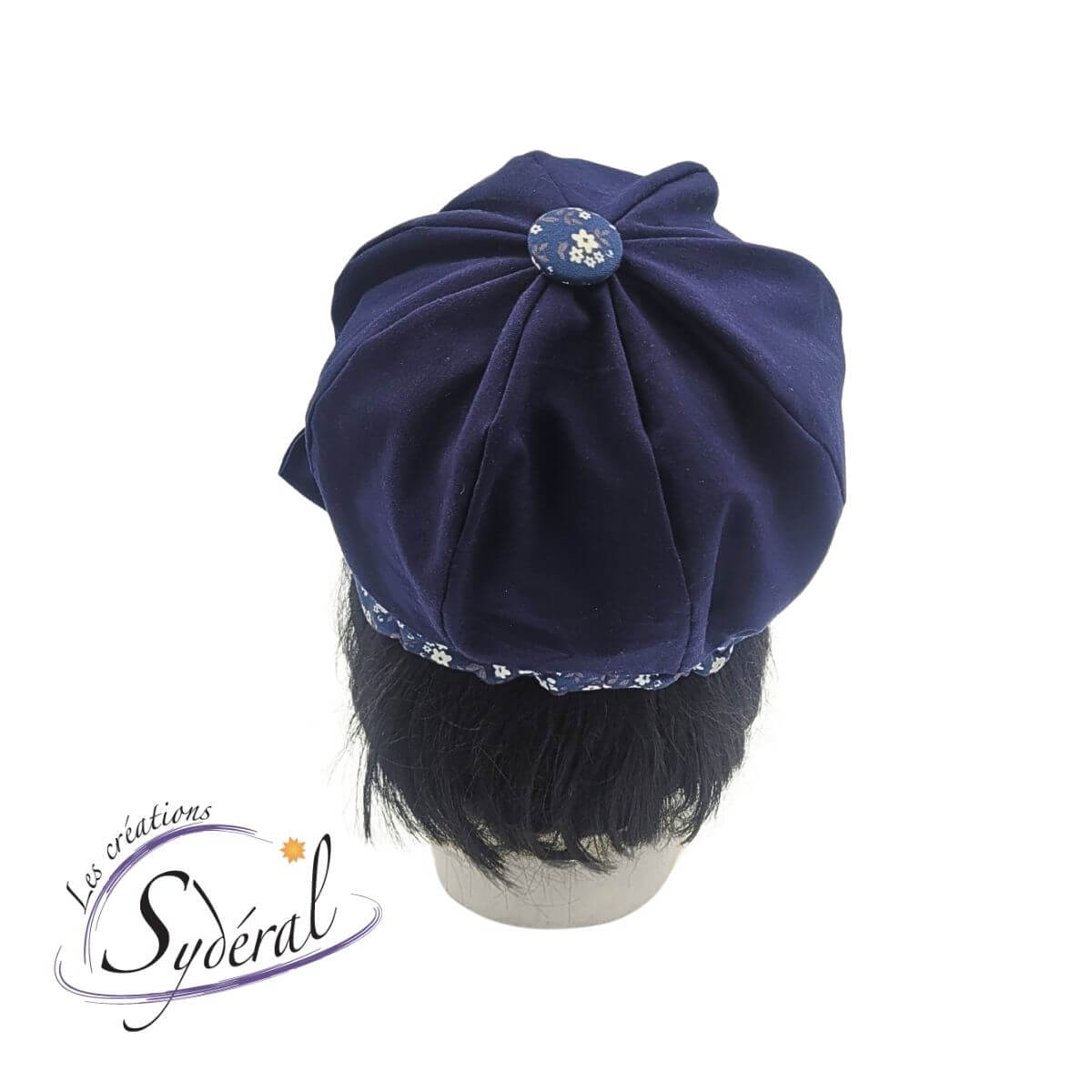 casquette d'été en coton pour femme. Marine avec bande de tour de tête et dessous de la palette bleu à motifs de petites fleurs blanche, vue de dos