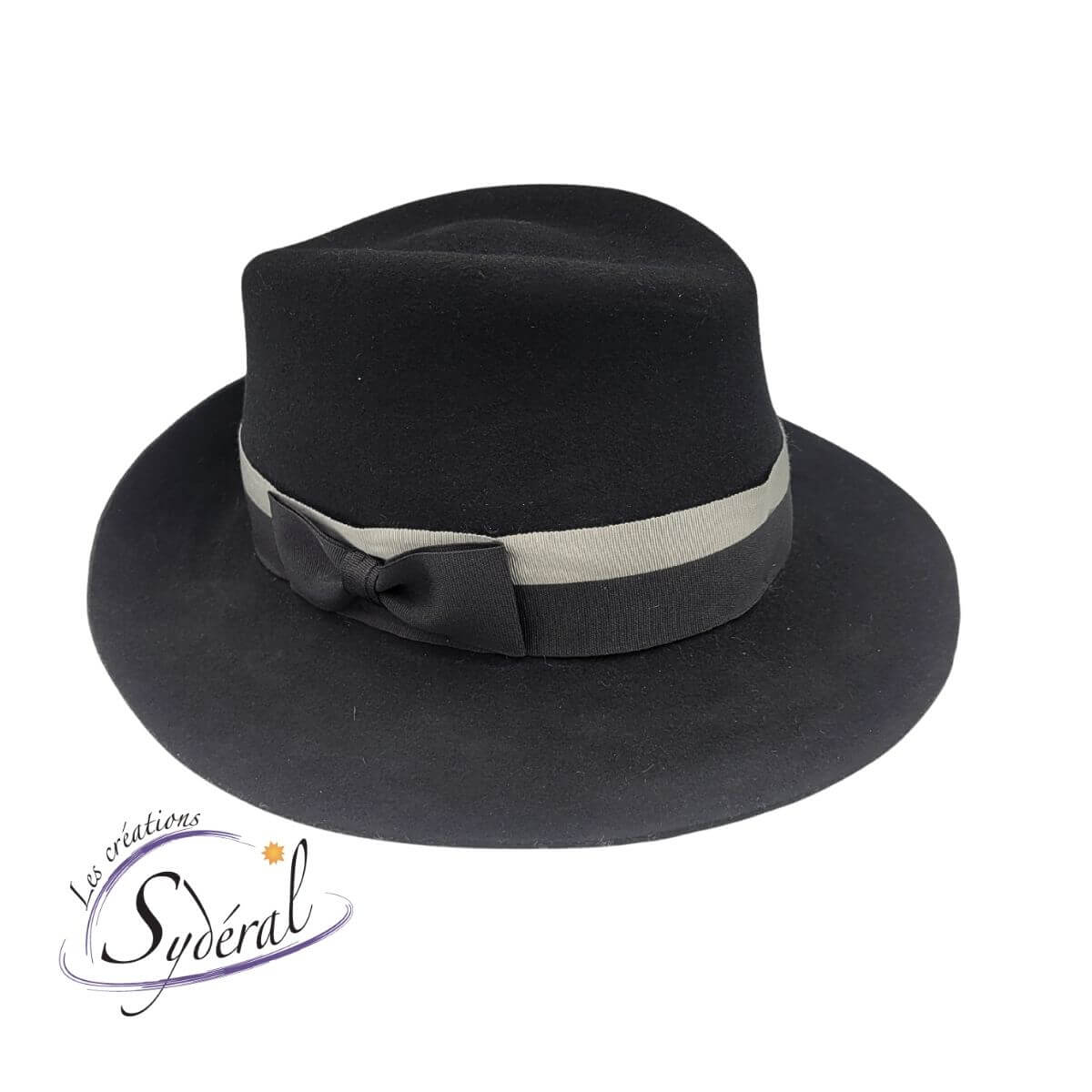 Fédora feutre de laine noir, ruban gros-grain gris pâle et noir vu de côté